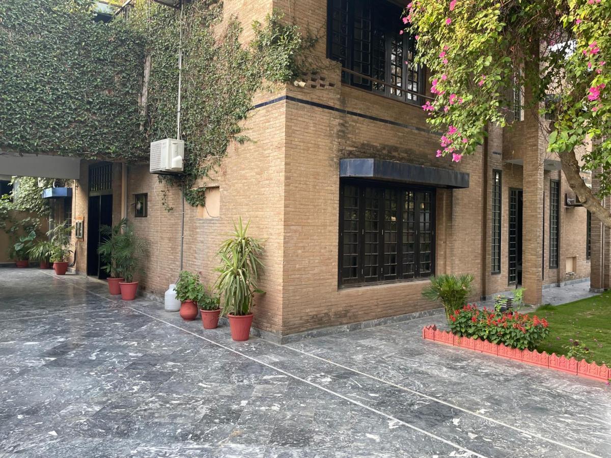 Riviera Courtyard Guest House イスラマバード エクステリア 写真